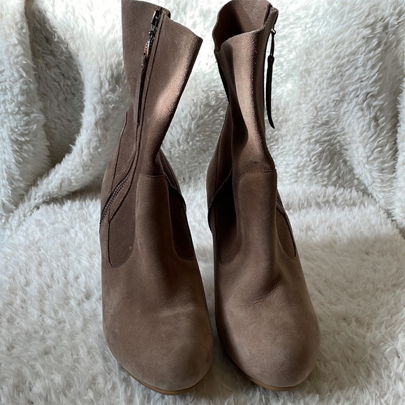 New with flaw UGG taupe suede bootie western heeled - Picture 3 of 13